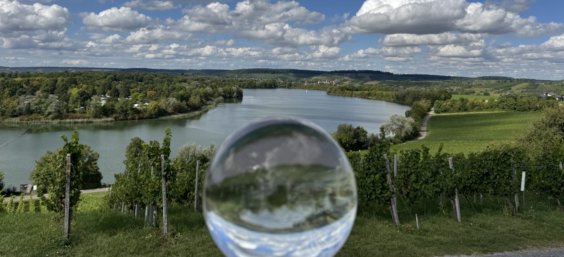 Glaskugel mit Sommerlandschaft im Hohenloher Land