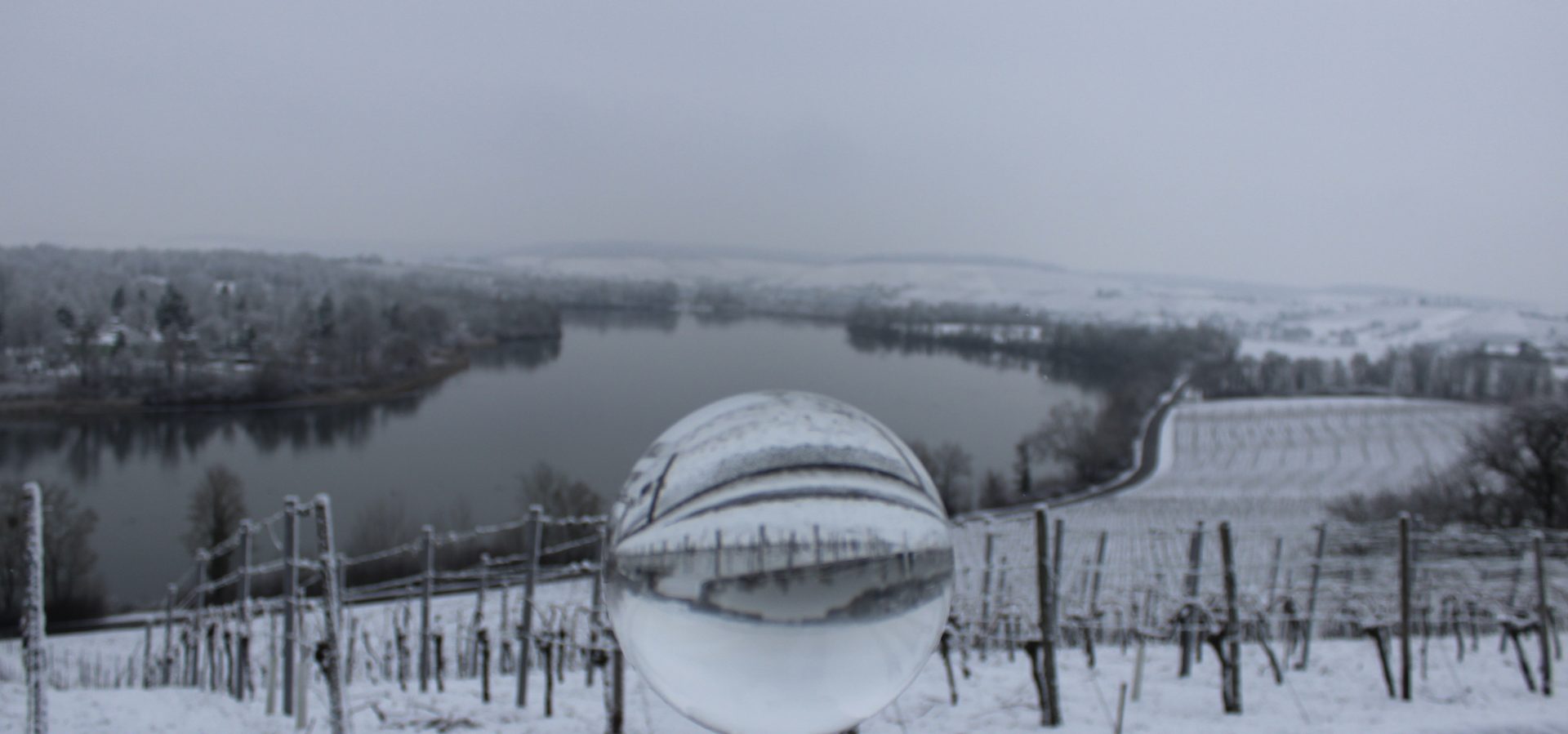 Glaskugel mit Winterlandschaft im Hohenloher Land